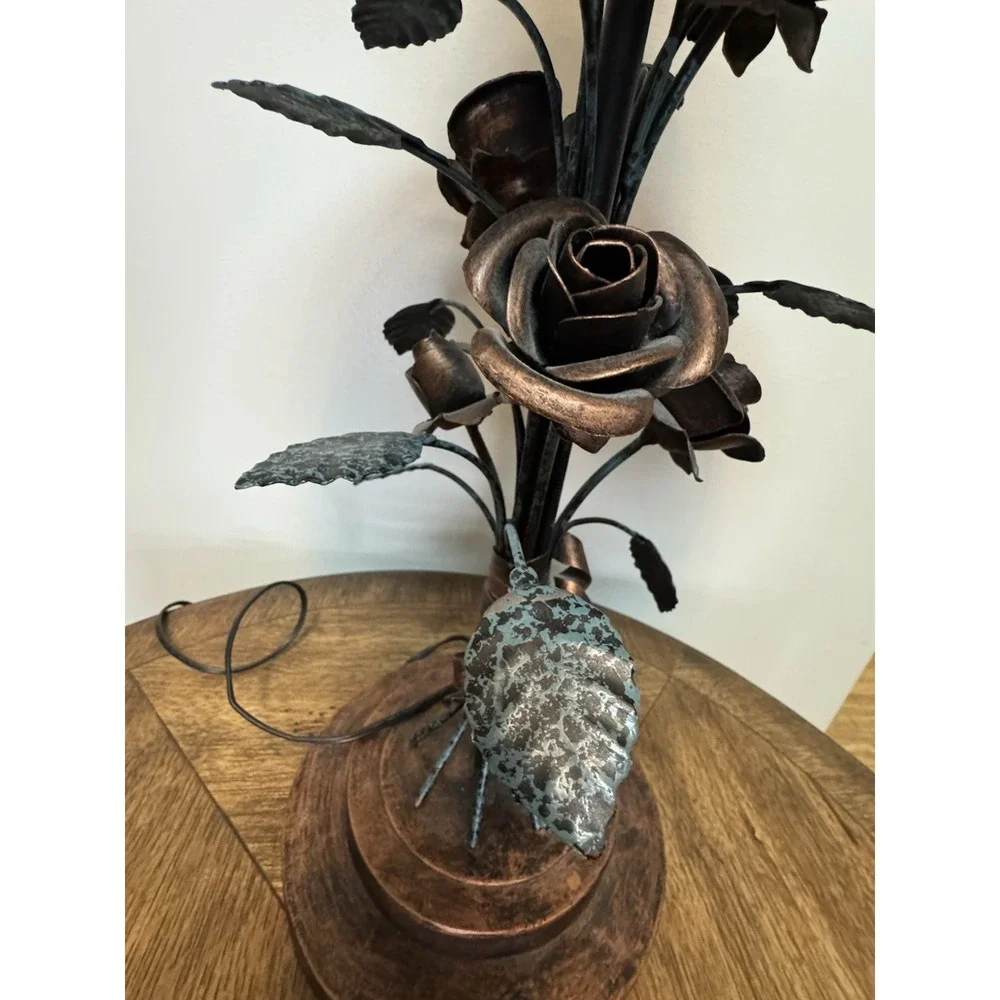 Vintage floral rose table lamp. Stunning. lamp shade.‎ bronze color